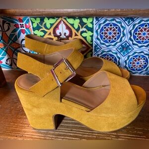 Mustard colored Aldo suede platforms
Size 8.5